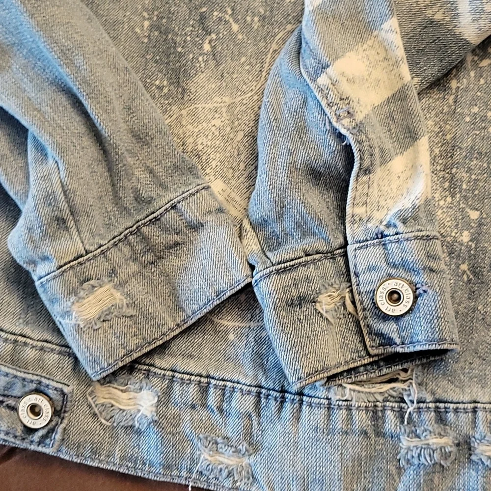 ART CLASS Graphic Studed Denim Jean Jacket M